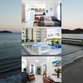 Apartamento a 400M PRAIA com PISCINA sacada com CHURRASQUEIRA privativa Wi-Fi Portaria 24h PLAYGROUND INFANTIL Quadra de esportes e vaga privativa de GARAGEM Reserve agora mesmo